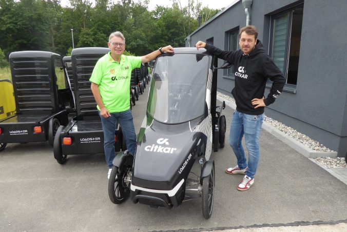 Werner Messing und Stefan Räth mit dem Loadster von citkar